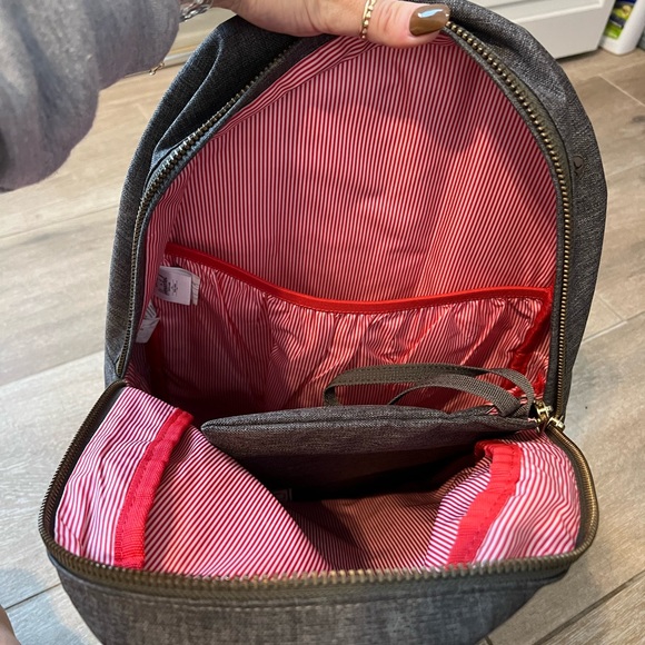 Herschel backpack plus matching pouch - Picture 4 of 4
